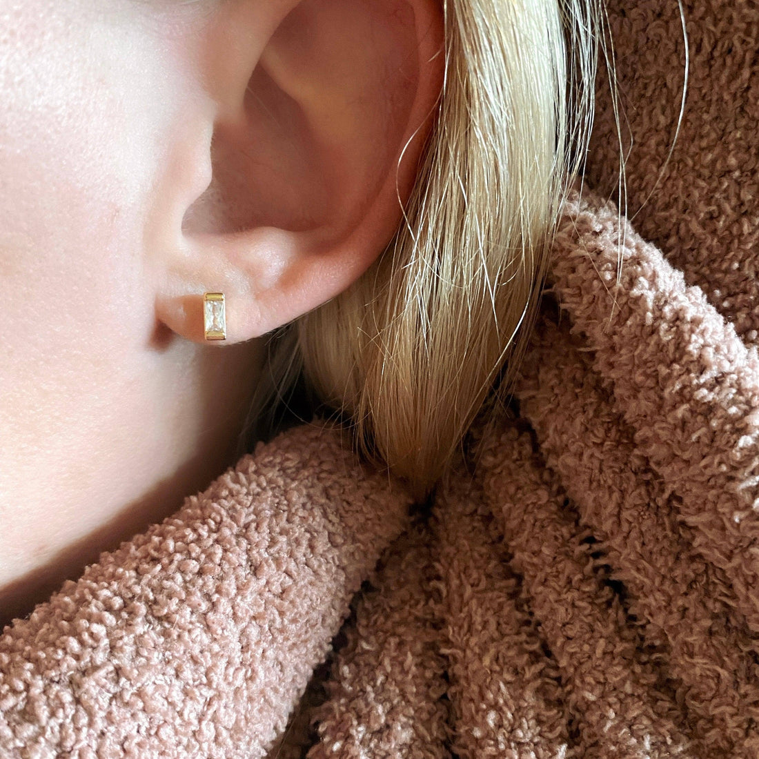 Your hypoallergenic earrings guide: discover safe materials like titanium & surgical steel, and what to avoid for sensitive ears