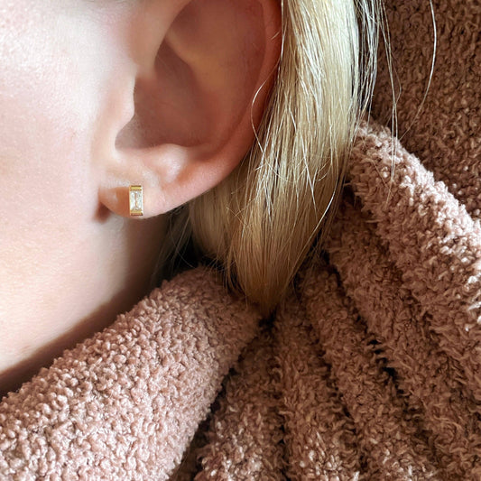 Your hypoallergenic earrings guide: discover safe materials like titanium & surgical steel, and what to avoid for sensitive ears